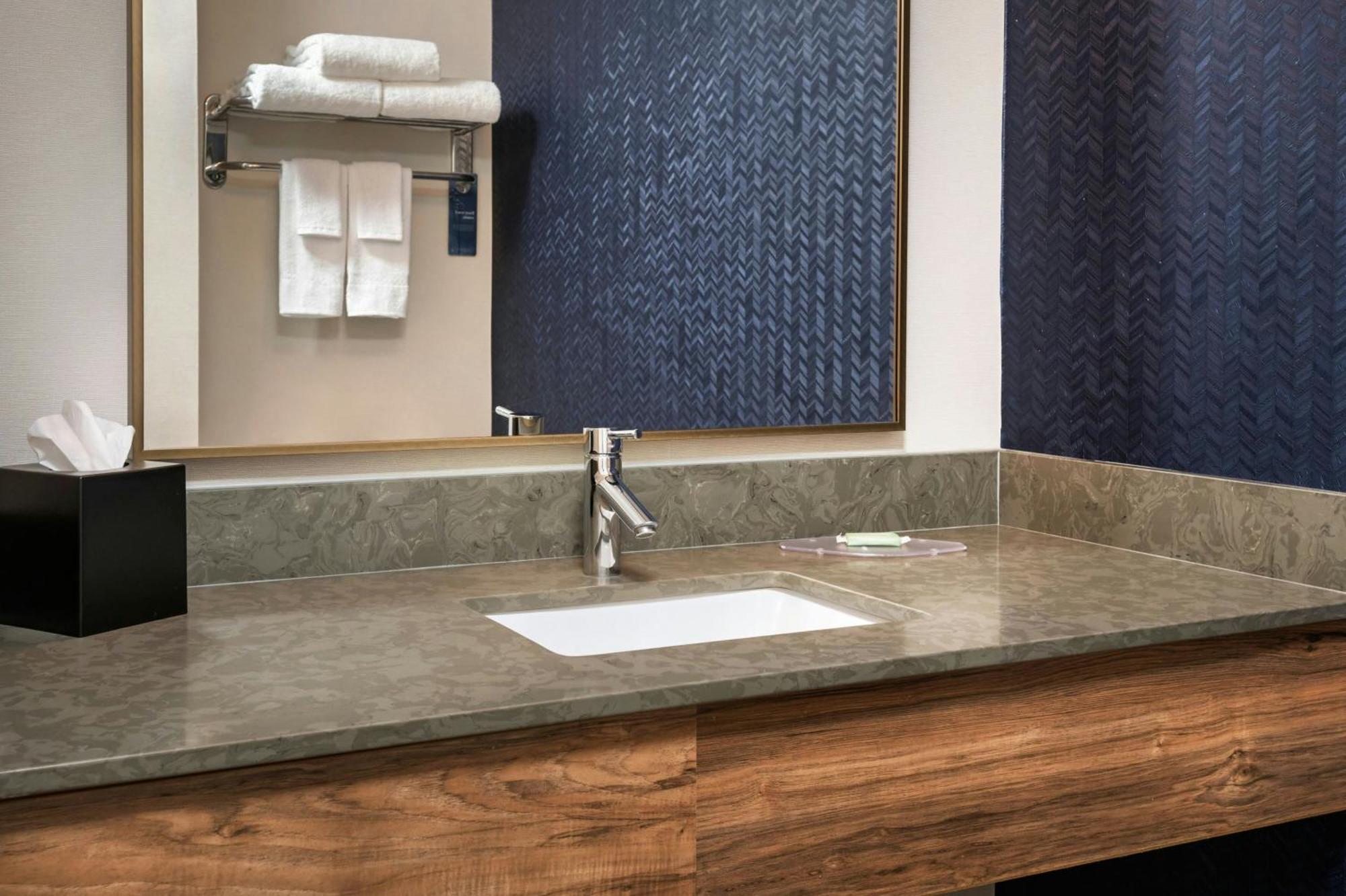 Fairfield Inn & Suites Woodbridge Avenel Esterno foto