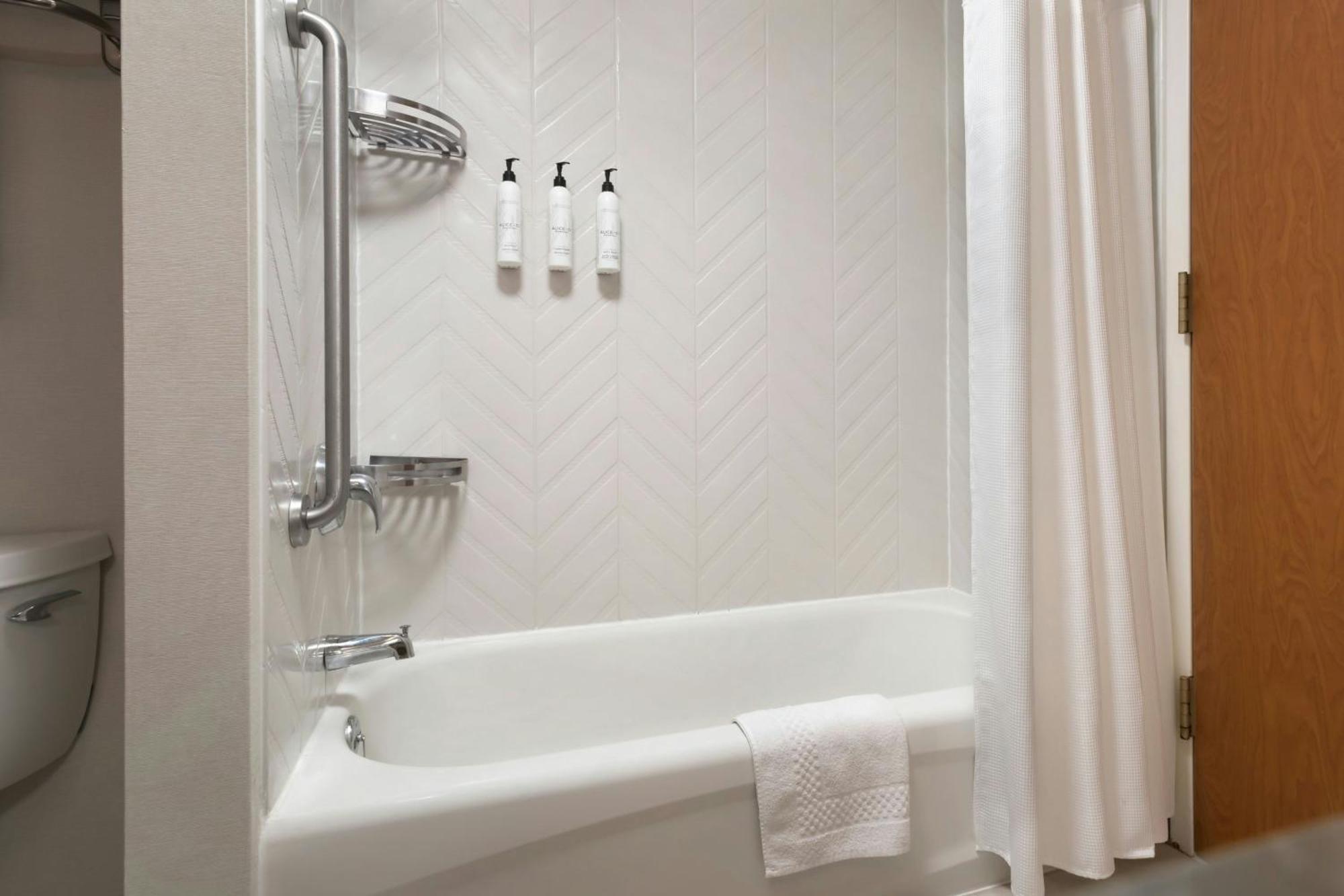 Fairfield Inn & Suites Woodbridge Avenel Esterno foto